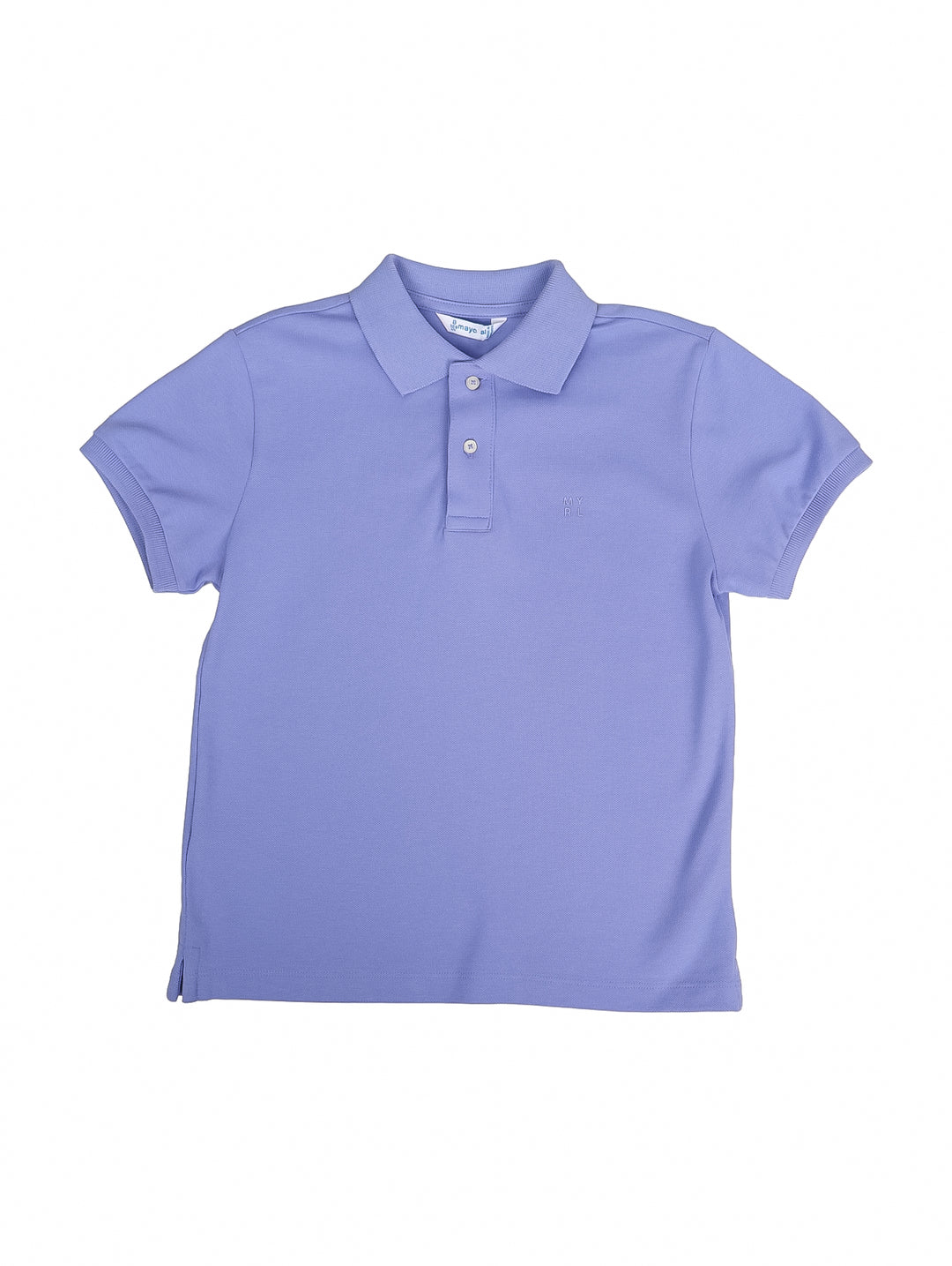 Camisa polo de color lila para niño con cuello y botones frontales.