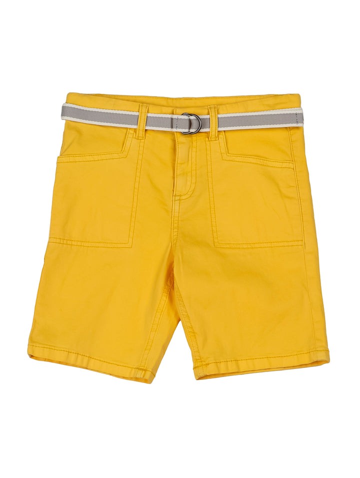 Bermuda amarilla para niño con cinturón gris integrado.