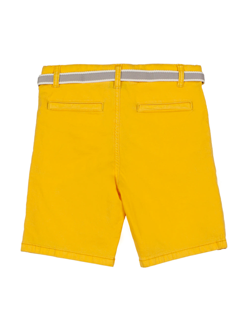 Bermuda amarilla para niño con cinturón gris integrado.