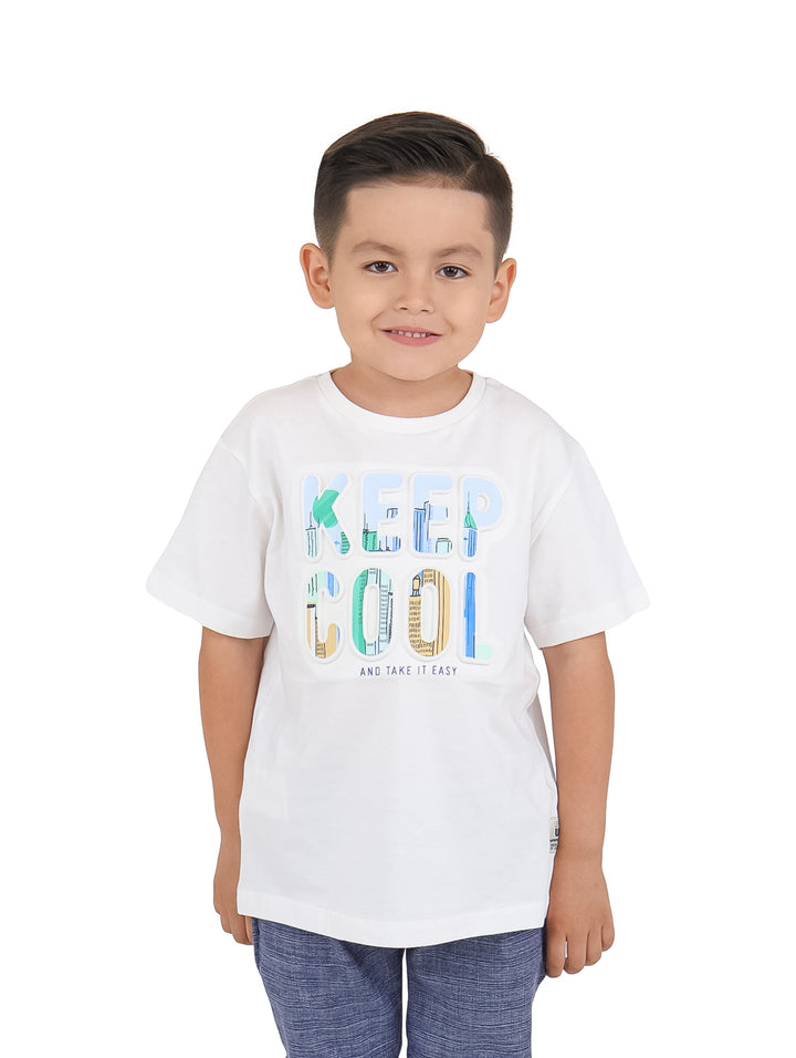 Niño vistiendo camiseta blanca de manga corta con estampado gráfico &