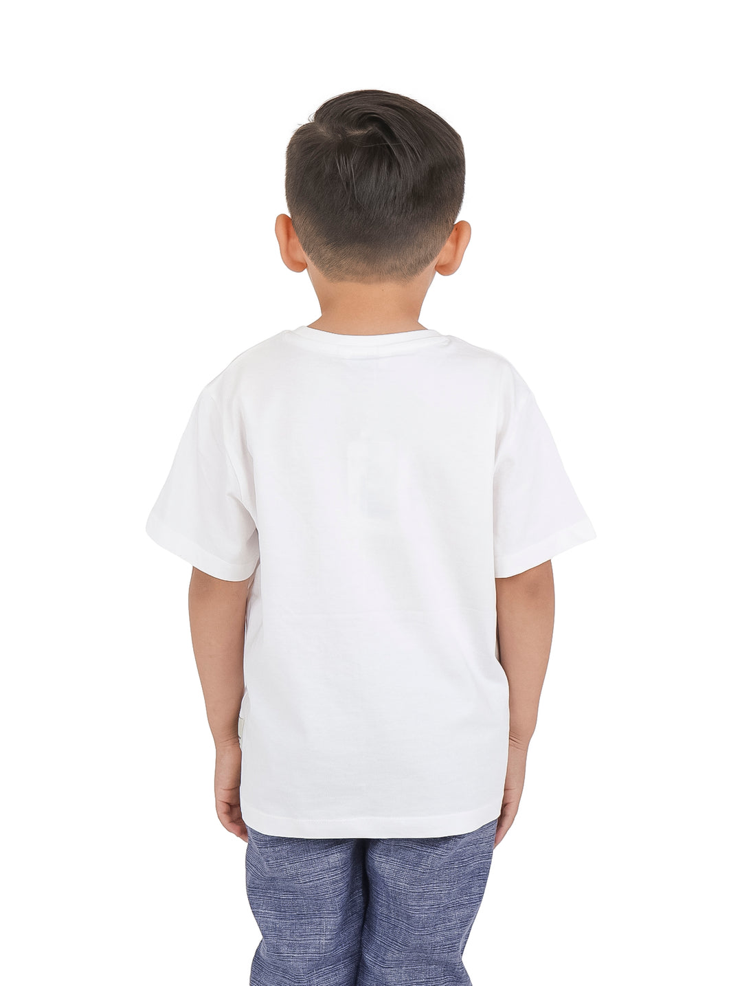 Niño vistiendo camiseta blanca de manga corta con estampado gráfico &