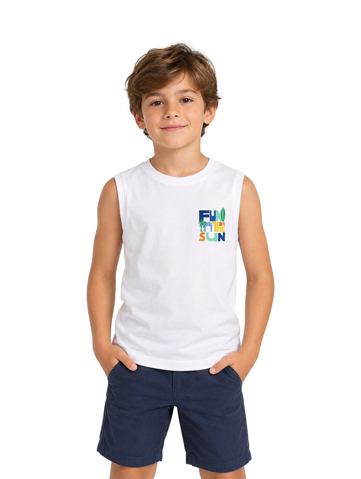 Niño vistiendo camiseta blanca sin mangas de la marca Mayoral con estampado colorido en el pecho.