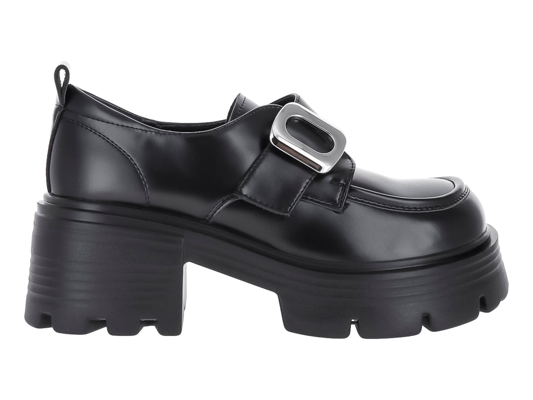 Zapato negro de plataforma con hebilla plateada y suela track gruesa para mujer.
