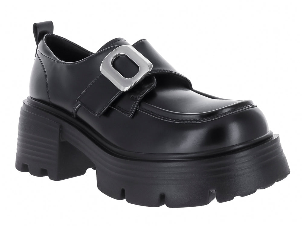 Zapato negro de plataforma con hebilla plateada y suela track gruesa para mujer.