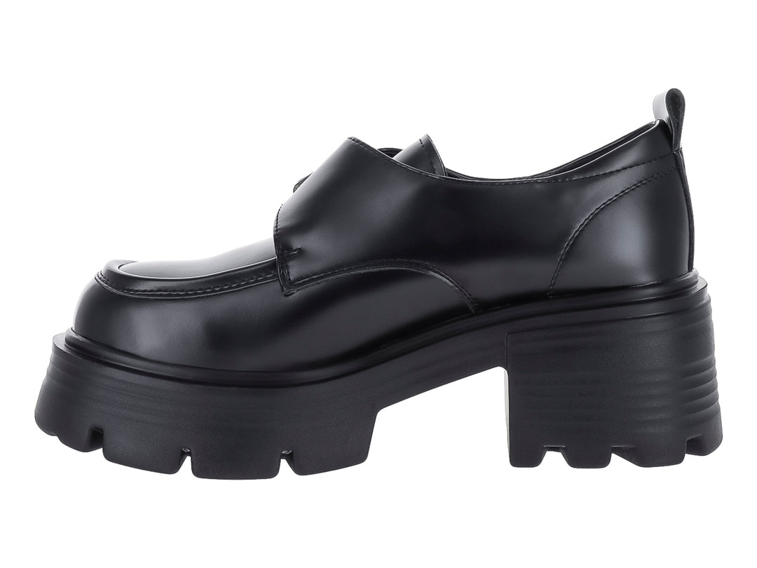 Zapato negro de plataforma con hebilla plateada y suela track gruesa para mujer.