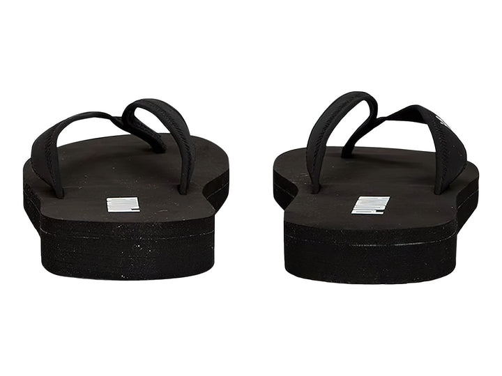 Sandalias tipo flip-flop PUMA en color negro con logotipo blanco en la plantilla.