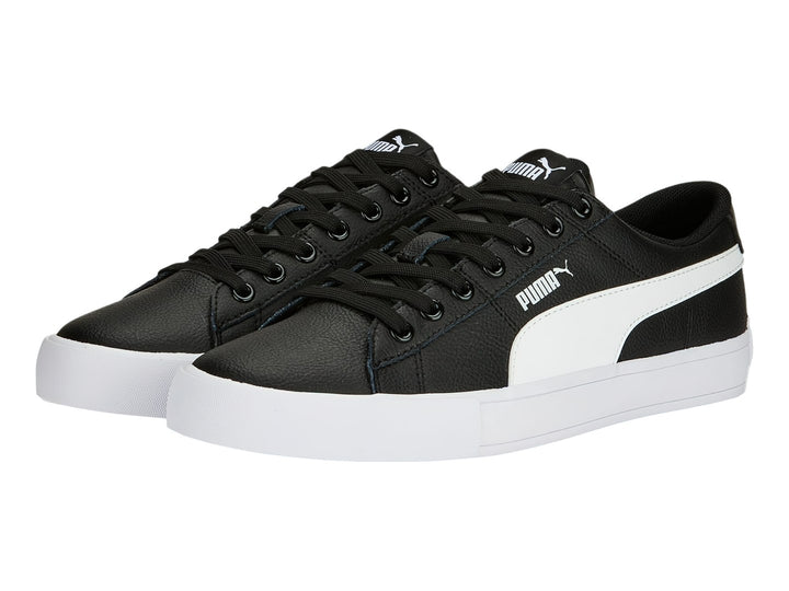 Tenis PUMA BARI CASUAL color negro con franja lateral y suela blanca.