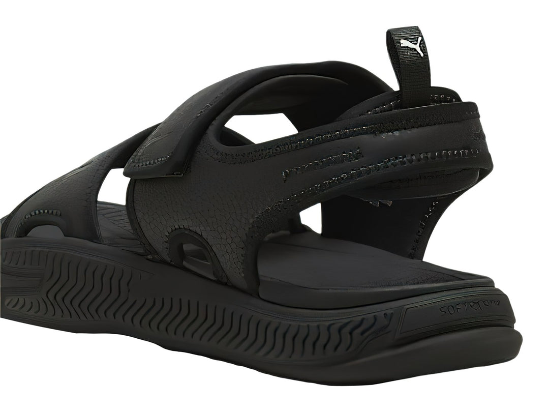 Sandalia deportiva PUMA SoftridePro en color negro total con correa trasera y suela texturizada.