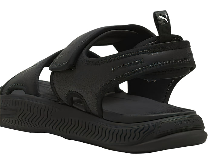 Sandalia deportiva PUMA SoftridePro en color negro total con correa trasera y suela texturizada.