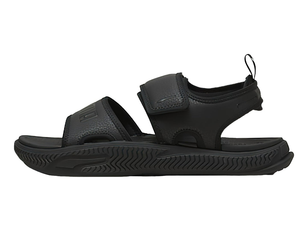 Sandalia deportiva PUMA SoftridePro en color negro total con correa trasera y suela texturizada.