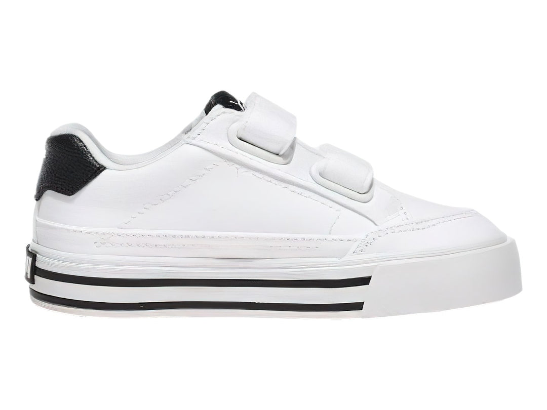 Tenis PUMA blancos para niño con cierres de velcro y detalles en negro en el talón y la suela.