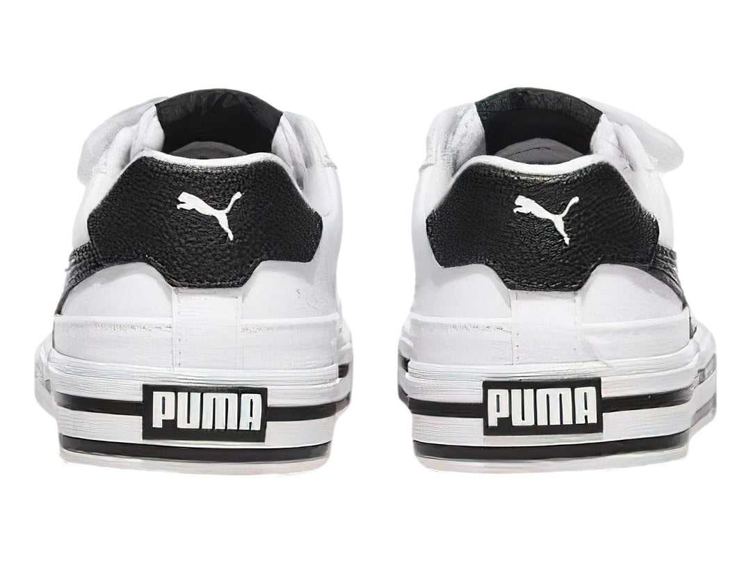 Tenis PUMA blancos para niño con cierres de velcro y detalles en negro en el talón y la suela.