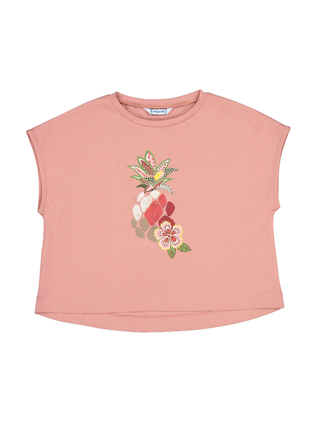 Blusa color rosa palo para niña con estampado floral colorido en el centro.