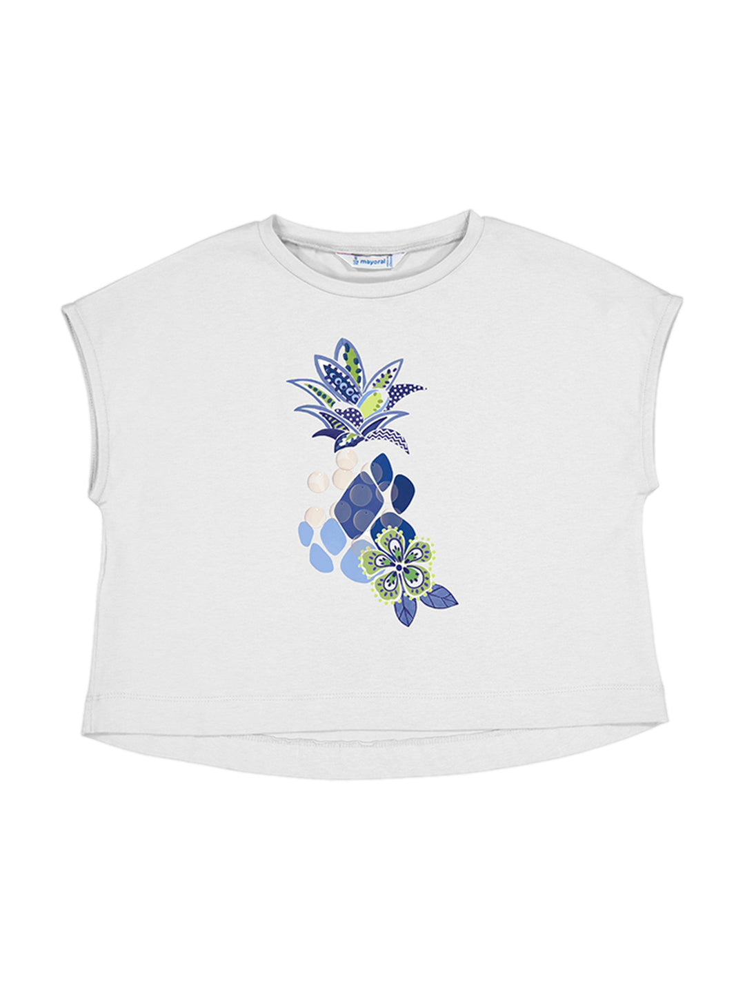 Blusa blanca sin mangas para niña con estampado floral en tonos azules y verdes en el frente.