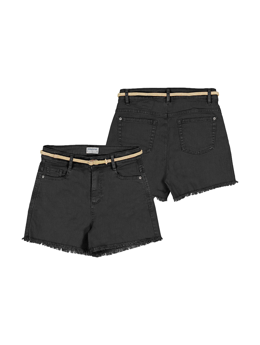 Shorts básicos de mezclilla color negro para niña con cinturón beige y bajos deshilachados.