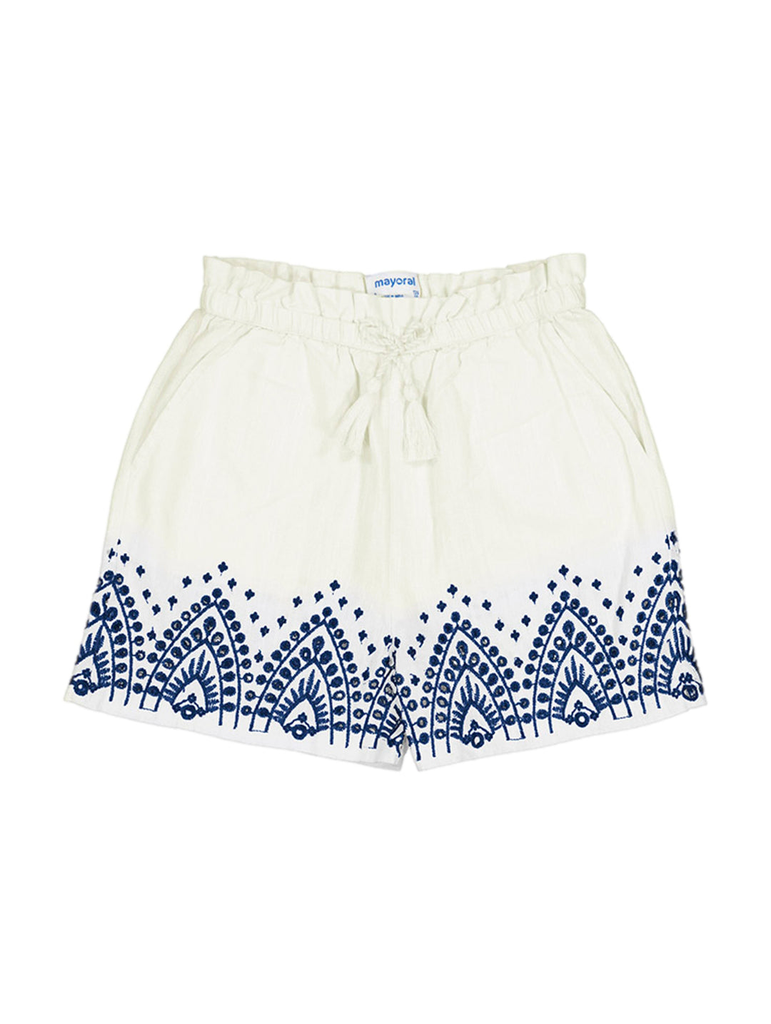 Short blanco para niña con bordado azul en el borde inferior y cintura elástica.