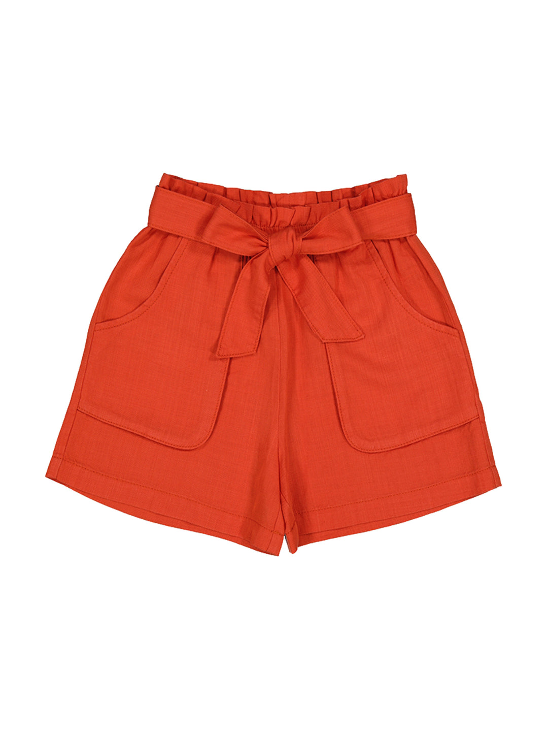 Pantalón corto color teja para niña con cintura elástica, lazo frontal y bolsillos delanteros.