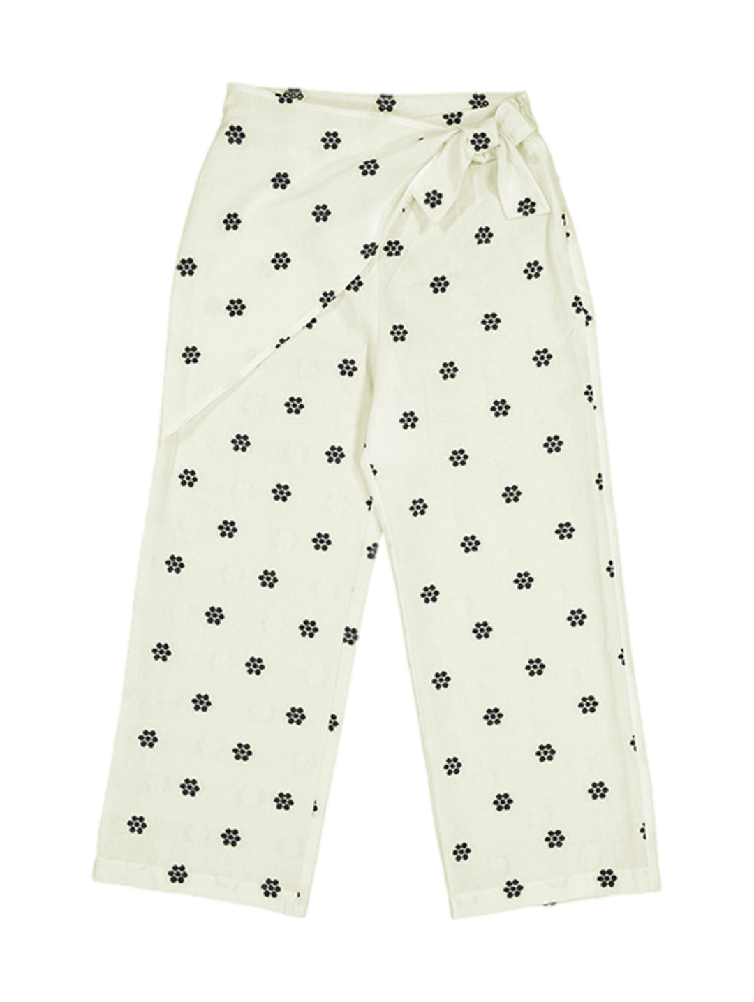 Pantalón color crudo con estampado de pequeñas flores negras y cierre anudado en la cintura.