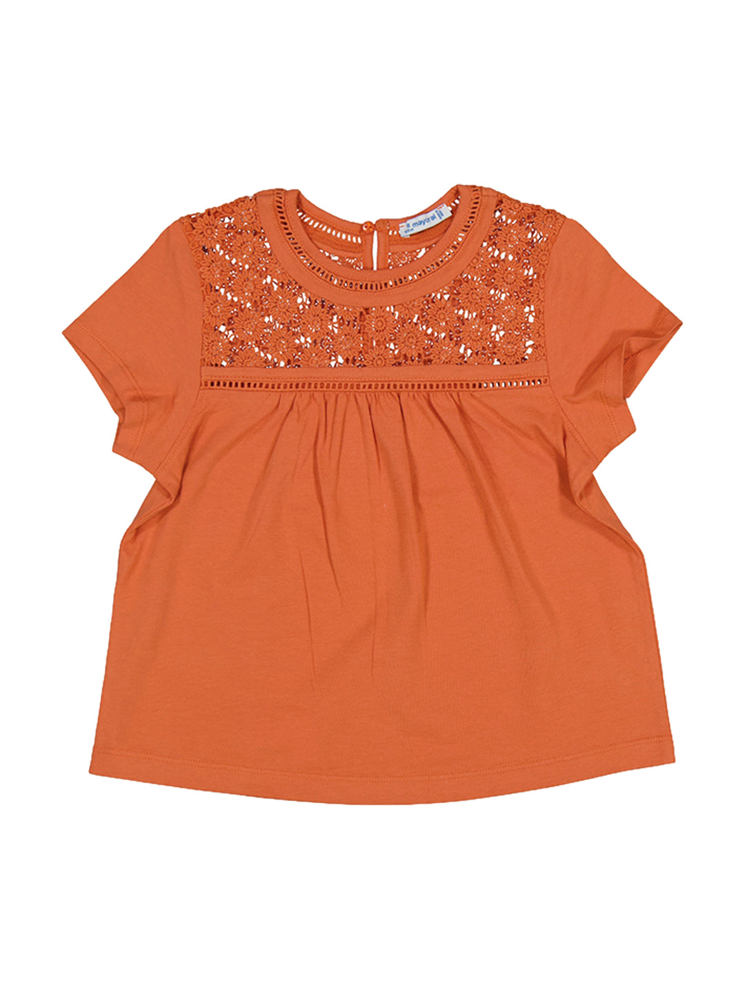 Camiseta color calabaza para niña con detalle de encaje en el pecho y mangas cortas.