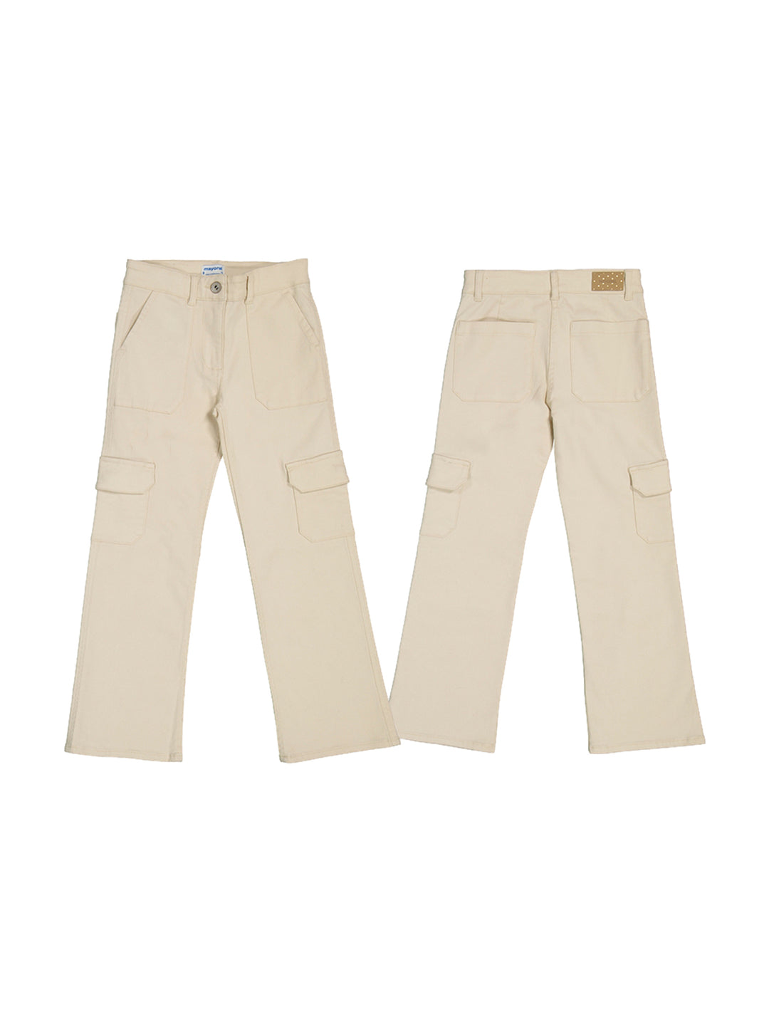 Pantalón largo color almendra para niña con bolsillos laterales estilo cargo, vista frontal y posterior.