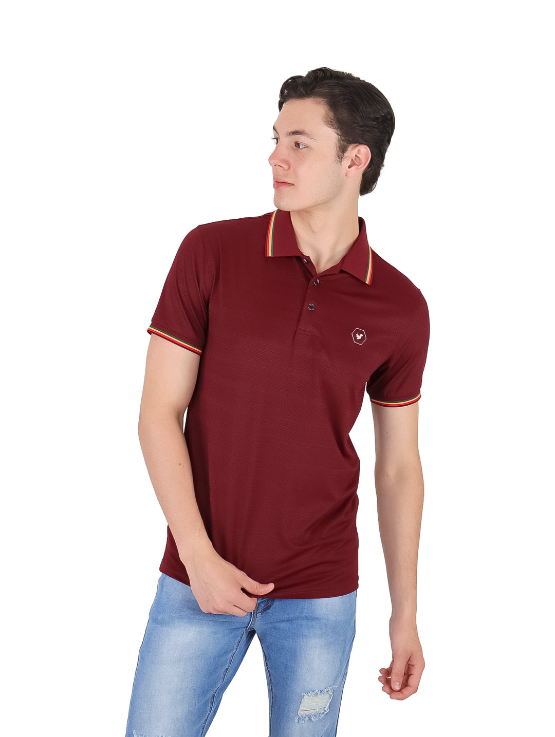 Hombre vistiendo playera polo color burgundy con detalles amarillos en cuello y mangas.