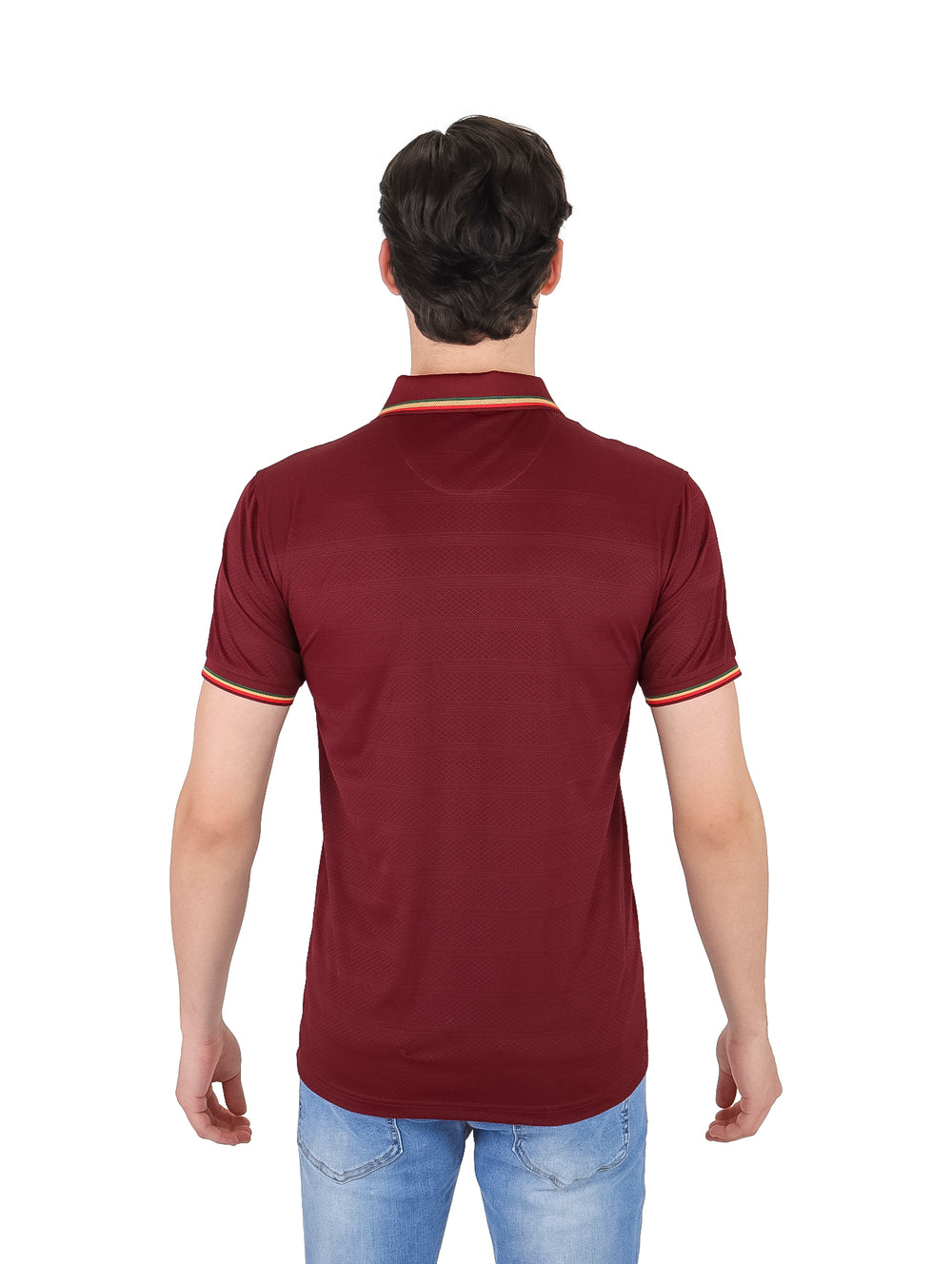 Hombre vistiendo playera polo color burgundy con detalles amarillos en cuello y mangas.