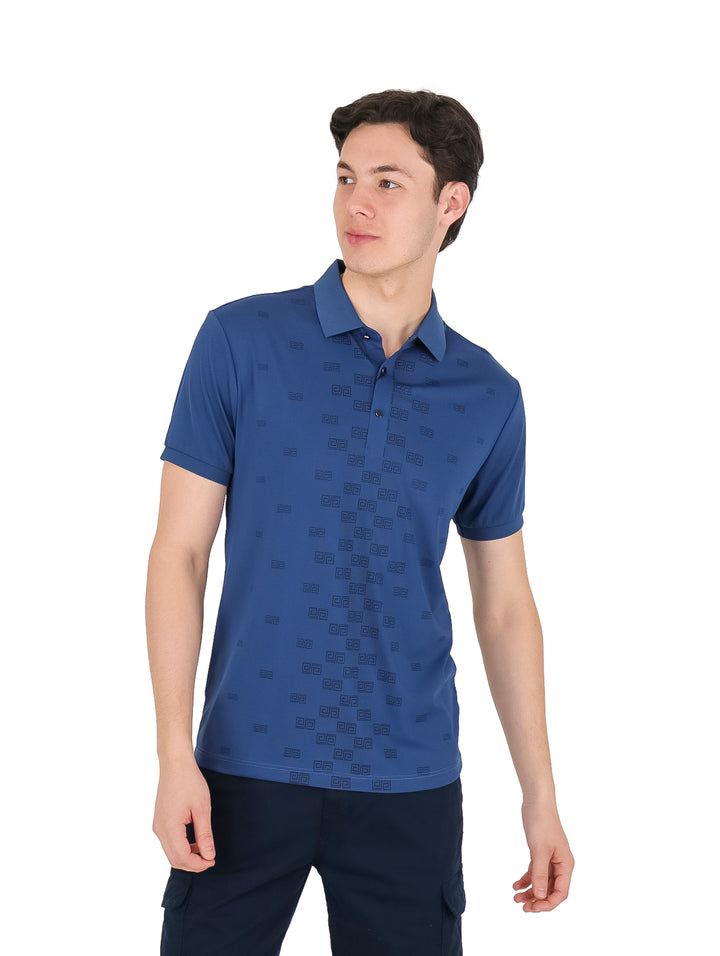 Hombre vistiendo una playera polo de color azul con un estampado sutil y cuello clásico.
