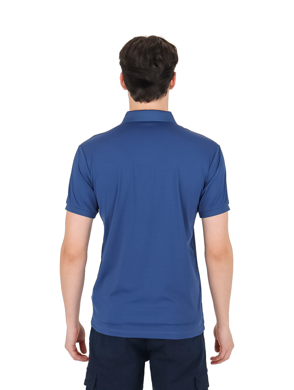 Hombre vistiendo una playera polo de color azul con un estampado sutil y cuello clásico.