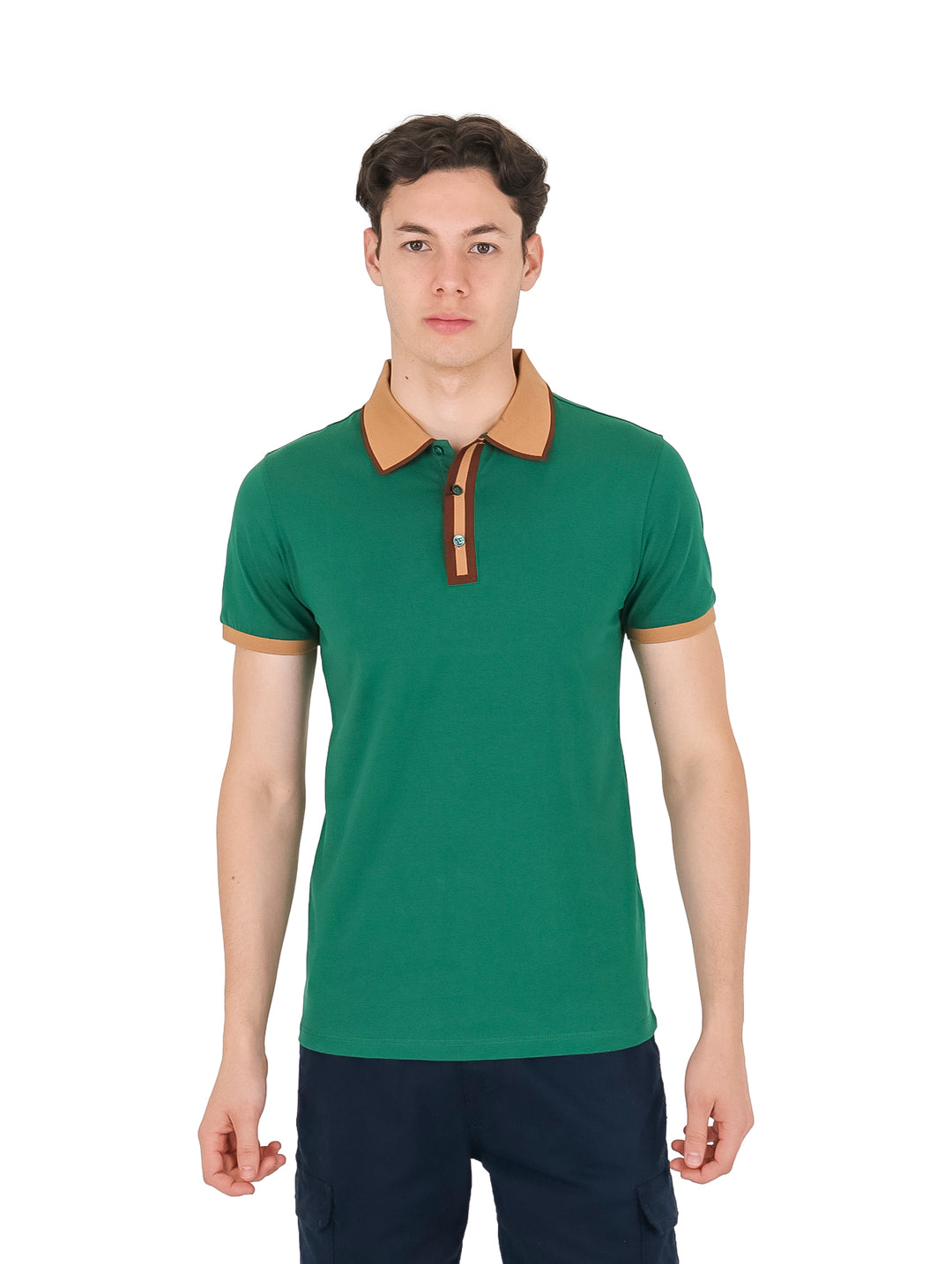Hombre vistiendo playera polo color verde con detalles en color café en el cuello y bordes de las mangas.