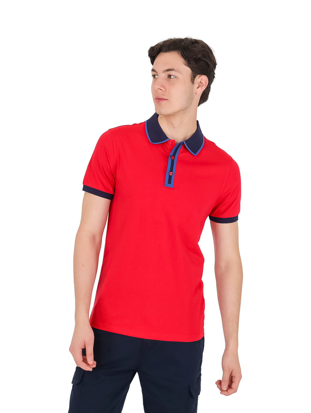 Hombre vistiendo playera polo color rojo con detalles en azul marino en el cuello y mangas.