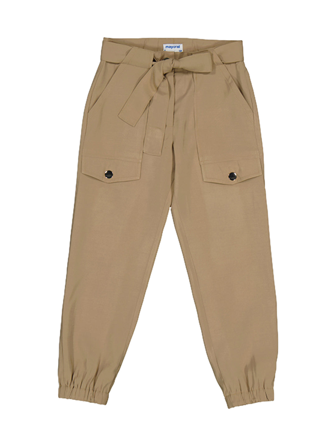 Pantalón color canela para niña con bolsillos laterales y cinturón ajustable de la marca Mayoral.