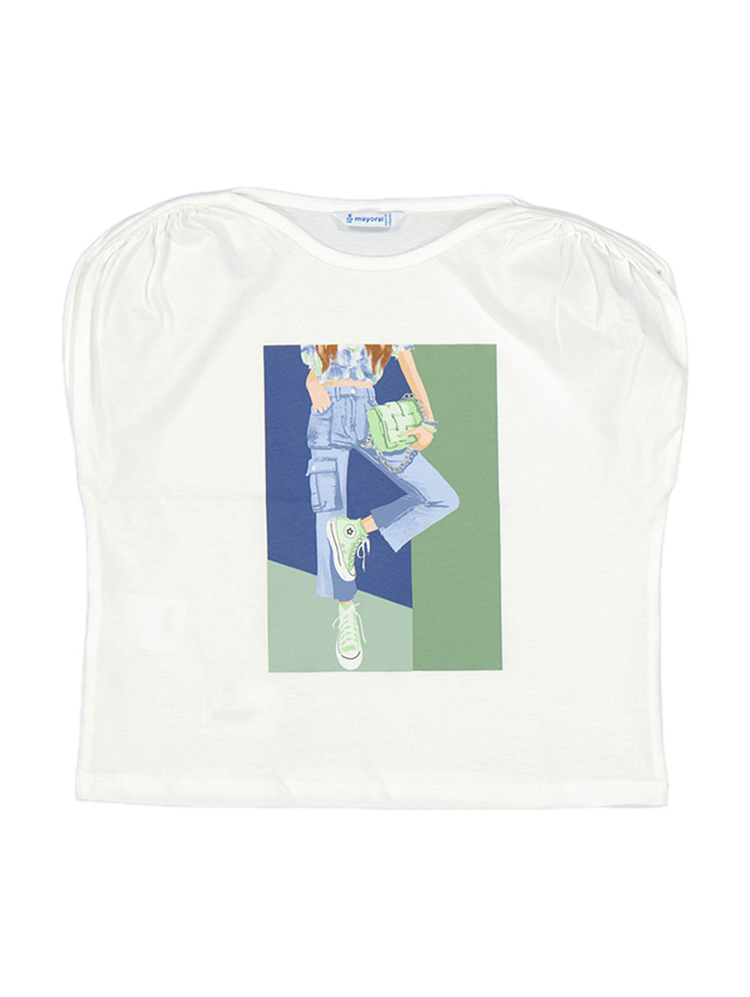 Camiseta blanca de manga corta para niña con un estampado gráfico central de una persona con overol azul y accesorios menta.
