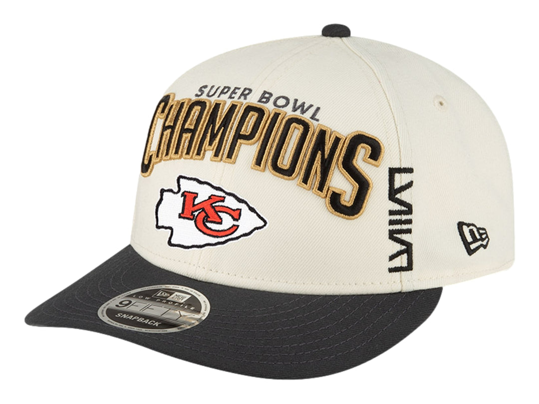 Gorra New Era blanca con visera negra, logo de Kansas City Chiefs y texto Super Bowl Champions.