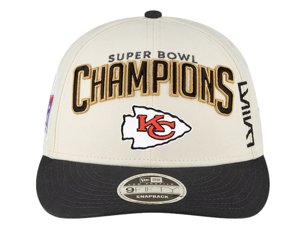 Gorra New Era blanca con visera negra, logo de Kansas City Chiefs y texto Super Bowl Champions.