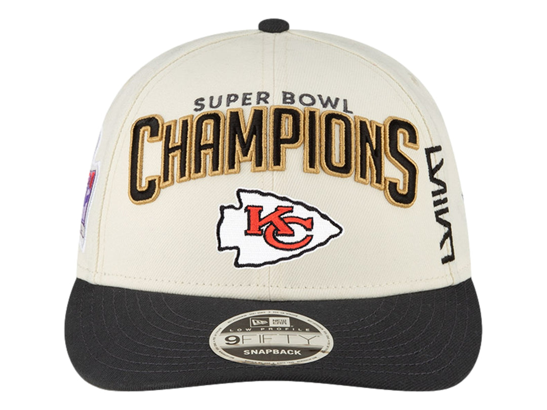 Gorra New Era blanca con visera negra, logo de Kansas City Chiefs y texto Super Bowl Champions.