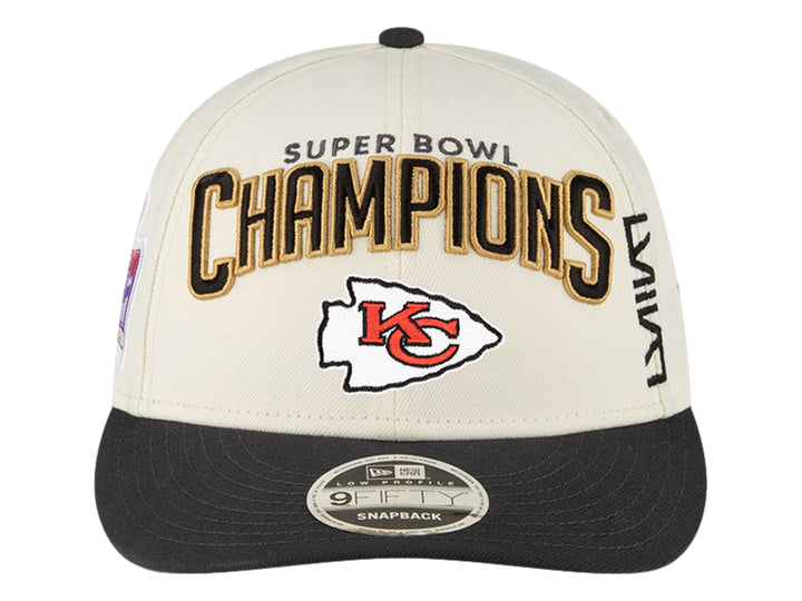 Gorra New Era blanca con visera negra, logo de Kansas City Chiefs y texto Super Bowl Champions.
