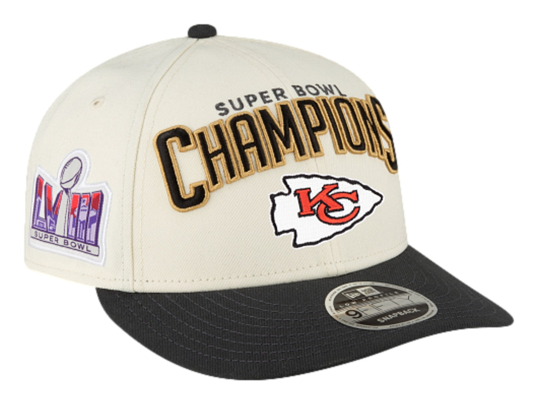 Gorra New Era blanca con visera negra, logo de Kansas City Chiefs y texto Super Bowl Champions.