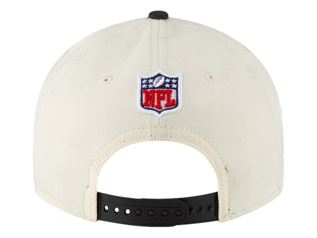 Gorra New Era blanca con visera negra, logo de Kansas City Chiefs y texto Super Bowl Champions.