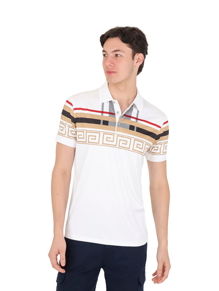 Hombre vistiendo playera polo blanca de marca Pavini con franjas horizontales en beige, negro y rojo en el pecho.