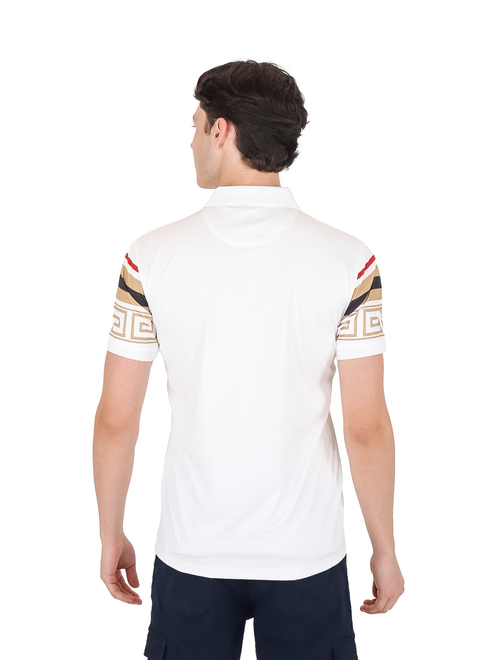 Hombre vistiendo playera polo blanca de marca Pavini con franjas horizontales en beige, negro y rojo en el pecho.