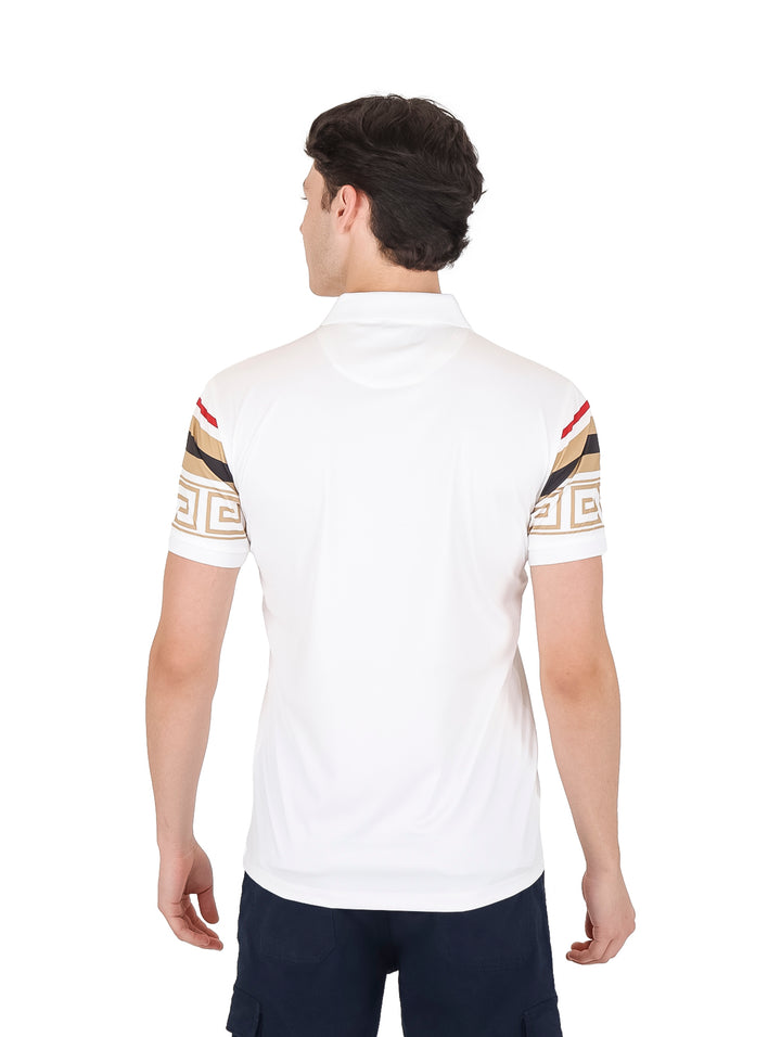 Hombre vistiendo playera polo blanca de marca Pavini con franjas horizontales en beige, negro y rojo en el pecho.