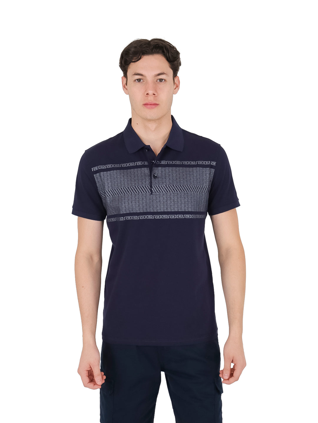 Playera polo color azul marino con una banda decorativa horizontal en el pecho y manga corta.