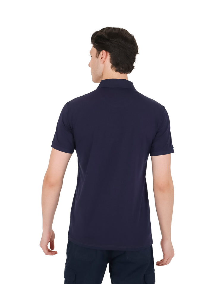 Playera polo color azul marino con una banda decorativa horizontal en el pecho y manga corta.