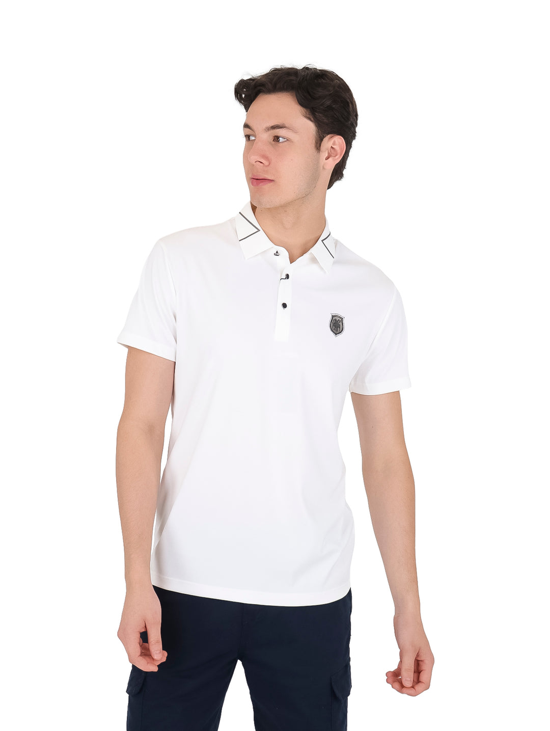 Hombre vistiendo playera polo blanca de manga corta con detalles negros en el cuello y logo en el pecho.