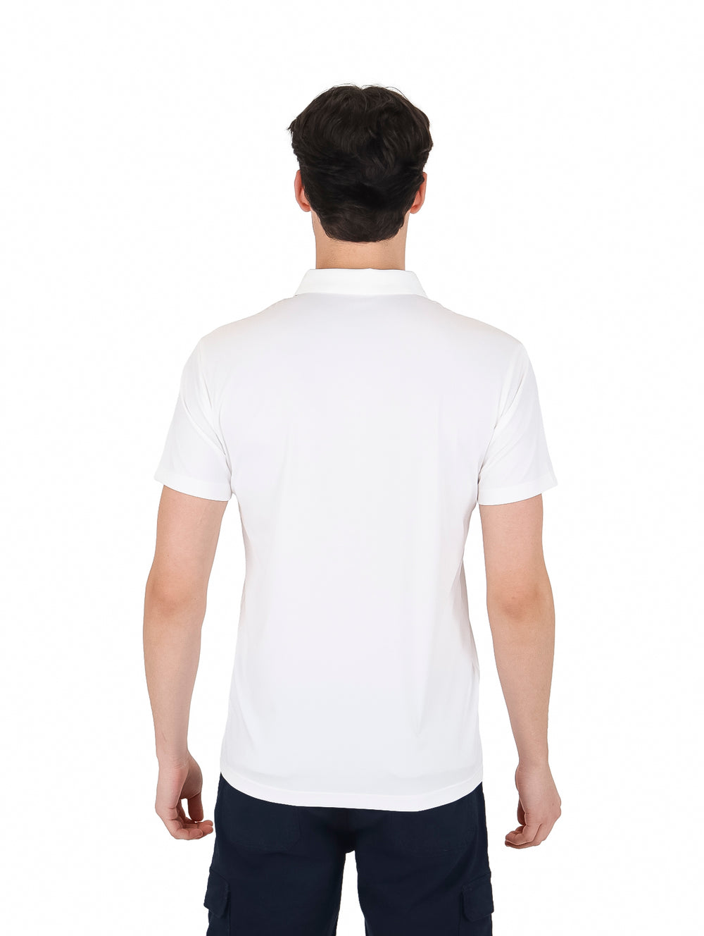Hombre vistiendo playera polo blanca de manga corta con detalles negros en el cuello y logo en el pecho.