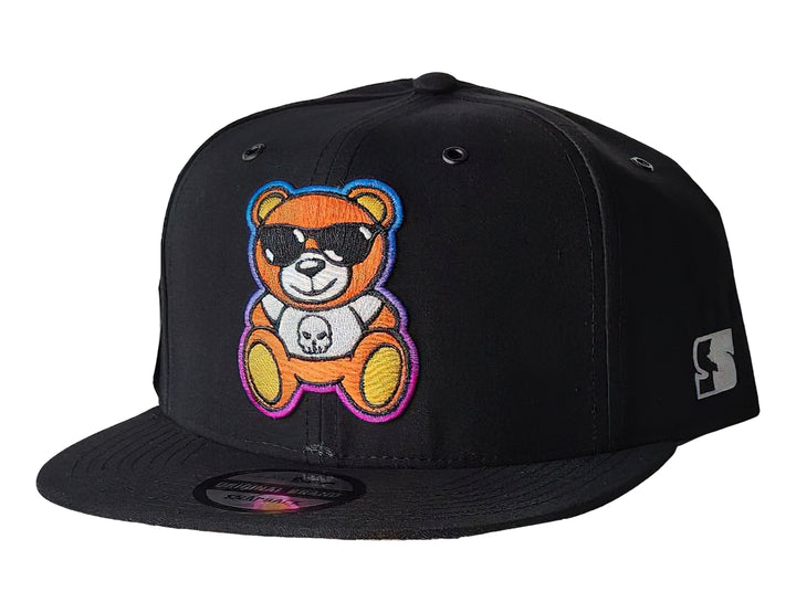 Gorra snapback color negro con un parche bordado de un oso con lentes de sol en el frente.