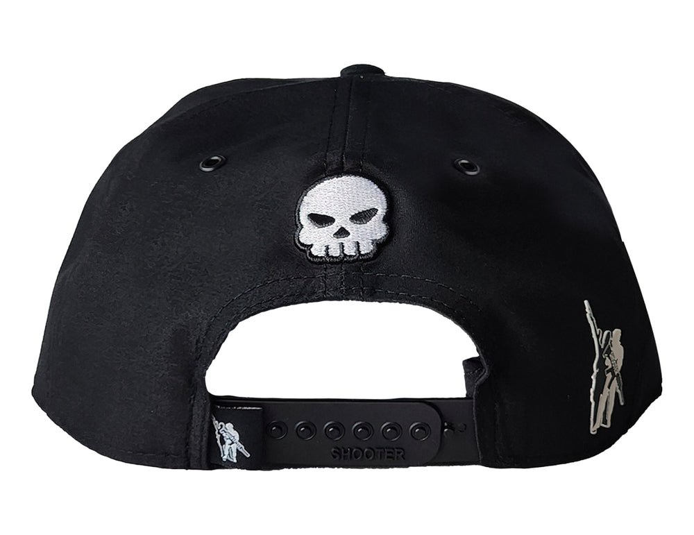 Gorra snapback color negro con un parche bordado de un oso con lentes de sol en el frente.