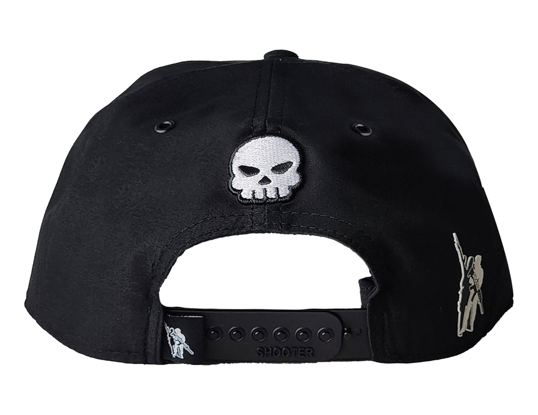 Gorra snapback color negro con un parche bordado de un oso con lentes de sol en el frente.