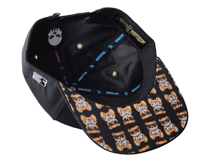 Gorra snapback color negro con un parche bordado de un oso con lentes de sol en el frente.