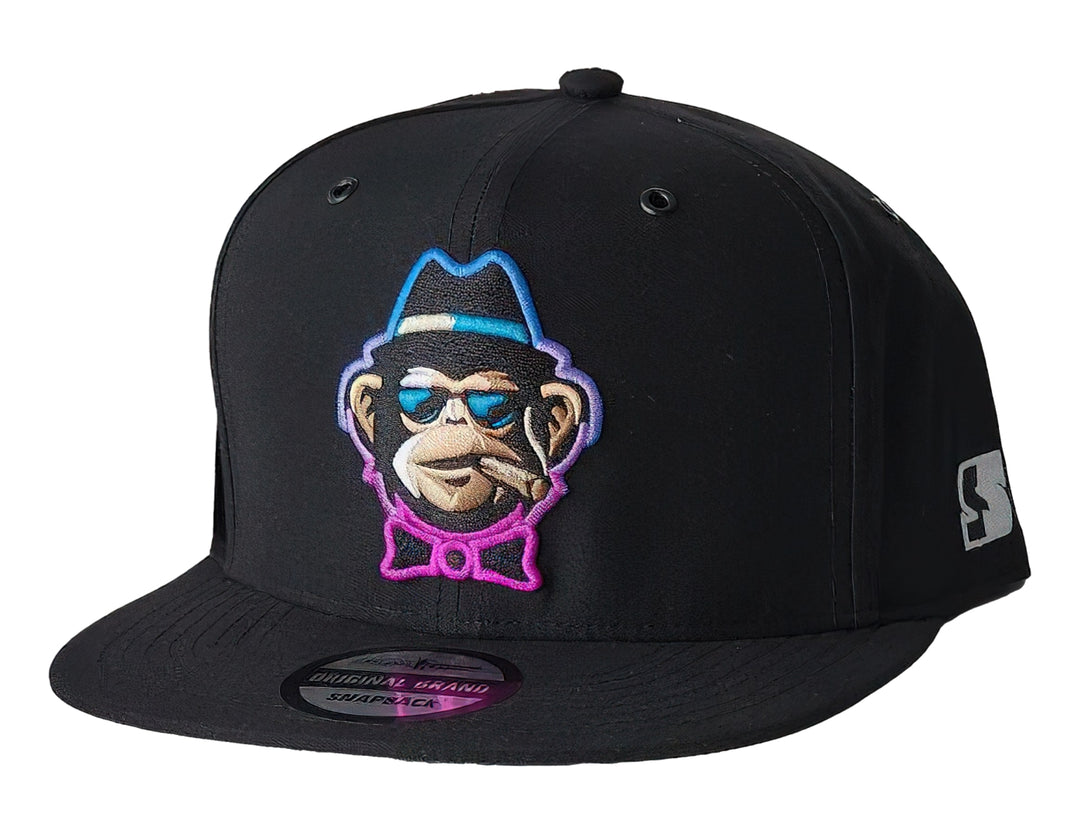 Gorra snapback color negro con un parche bordado de un mono con lentes y sombrero en el frente.